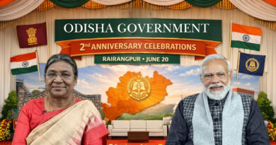 At the state government's second anniversary celebration, Droupadi Murmu and Narendra Modi shared the same stage, while development projects worth ₹47,600 crore were dedicated to the people of the state. 🇮🇳🏛️🎉📈✨🌧️