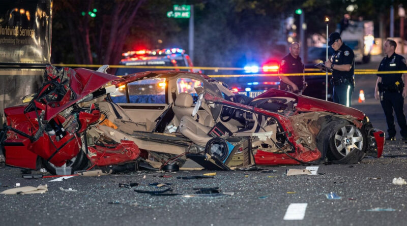 BMW crashes into a Hyva truck in a devastating accident; two people lose their lives and the car is completely wrecked. 🚗💥🚛🕯️⚠️