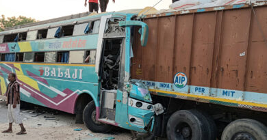 Truck and bus collide in Vadodara, leaving five people dead and 26 others injured. 🚌💥🚛🕯️🚑⚠️