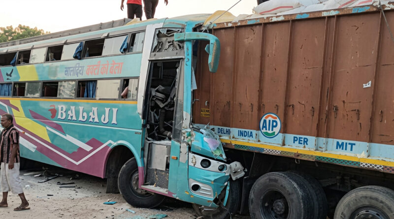 Truck and bus collide in Vadodara, leaving five people dead and 26 others injured. 🚌💥🚛🕯️🚑⚠️
