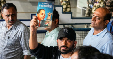 “Cockroach Janata Party” stages a strong protest in Delhi; Abhijit Dipake joins the demonstration after arriving from the United States. 🪳📢🇺🇸➡️🇮🇳