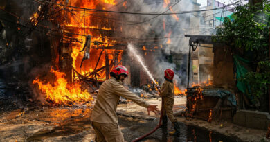 Fire breaks out in Delhi; three people burnt alive in the tragic incident. 🔥⚠️🕯️🚒