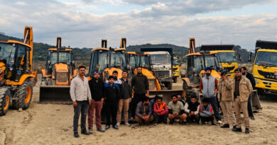 The mining department has launched a major enforcement drive, seizing 18 Hyva trucks and 2 JCB machines over alleged violations related to mining and transportation activities. 🚛⛏️🚔⚖️🔍