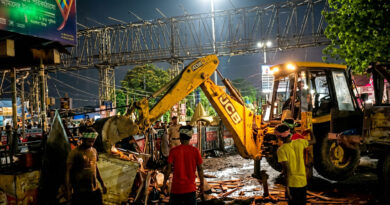Tension flares during an anti-encroachment drive in Kolkata. 🚨🏙️⚠️