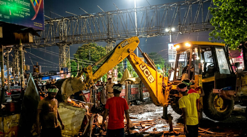 Tension flares during an anti-encroachment drive in Kolkata. 🚨🏙️⚠️
