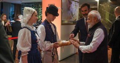 Narendra Modi receives a unique welcome in Slovakia, where he was greeted with the traditional offering of bread and salt. 🇮🇳🤝🇸🇰🍞🧂✨