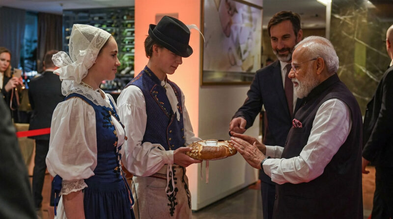 Narendra Modi receives a unique welcome in Slovakia, where he was greeted with the traditional offering of bread and salt. 🇮🇳🤝🇸🇰🍞🧂✨