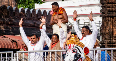 Mohan Charan Majhi offered prayers and had darshan of the deities on the Snana Bedi during the auspicious Snana Purnima rituals.