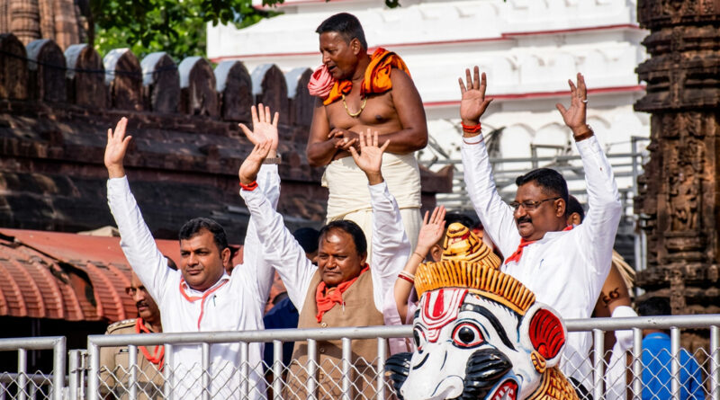 Mohan Charan Majhi offered prayers and had darshan of the deities on the Snana Bedi during the auspicious Snana Purnima rituals.