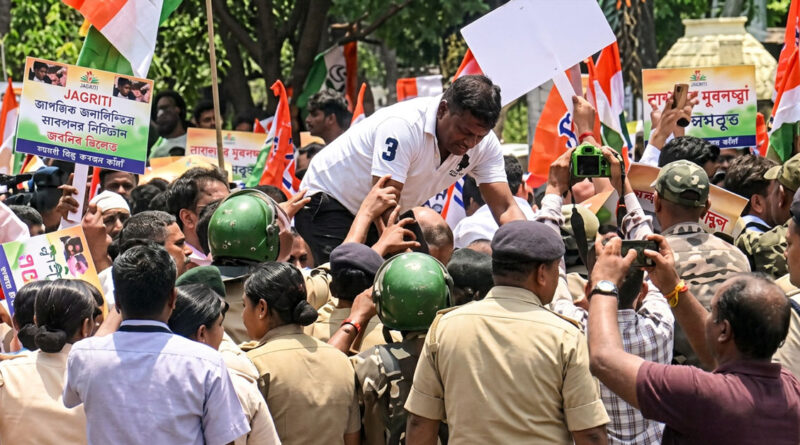 Alleging a deteriorating law-and-order situation in the state, Odisha Janata Congress stages a protest and gheraos the DGP office. 🚨🏛️🚩⚖️