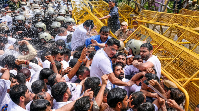 National Students' Union of India stages a unique protest, washing officials’ hands with contaminated water to highlight public grievances. 🚰✋🚩⚠️