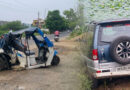 Safari vehicle crashes into an auto-rickshaw from behind; father and daughter killed in the tragic accident. 🚗💥🕯️⚠️