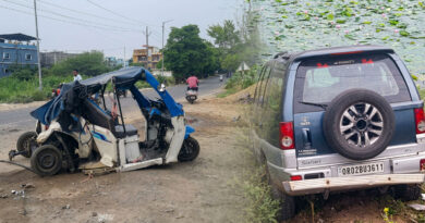 Safari vehicle crashes into an auto-rickshaw from behind; father and daughter killed in the tragic accident. 🚗💥🕯️⚠️