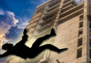 Worker dies after falling from a rooftop in a tragic accident. 🏗️⚠️🕯️🚨
