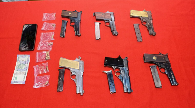 Two country-made guns seized; six people arrested. 🚔🔫⚖️
