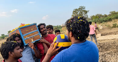 Classmates shoulder their friend’s final journey, offering a heartfelt last farewell. 🕊️🙏💐