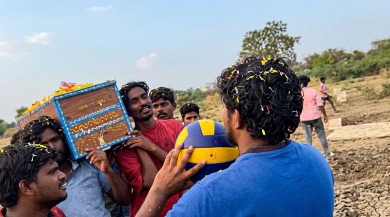 Classmates shoulder their friend’s final journey, offering a heartfelt last farewell. 🕊️🙏💐
