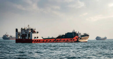 Attack reported on an Indian vessel near the coast of Oman; three people are reported missing. 🚢⚠️🌊🇮🇳