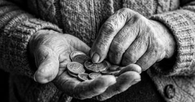 Pension payment delays spark distress as beneficiaries have not received money for three months; hundreds of elderly people gather to demand their dues. 👴👵💰⚠️📢