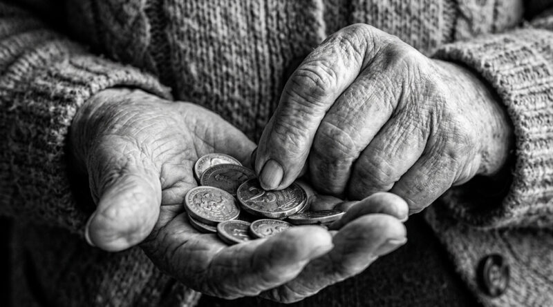 Pension payment delays spark distress as beneficiaries have not received money for three months; hundreds of elderly people gather to demand their dues. 👴👵💰⚠️📢