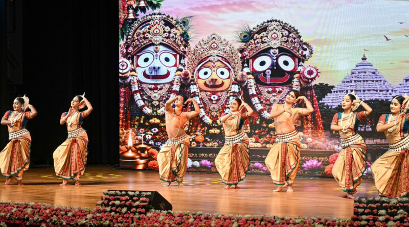 Raja Festival was celebrated at Rashtrapati Bhavan with vibrant cultural performances, including Raja songs and traditional Sambalpuri dance. 🎉🌺🎶💃🇮🇳✨