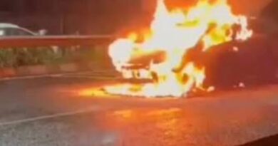 Car Catches Fire on Pune-Bengaluru Highway, Crowd Sparks Traffic Chaos
