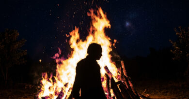 After allegedly being denied access to a cremation ground, a family was forced to perform the last rites on government agricultural land, raising concerns over the lack of basic civic facilities.