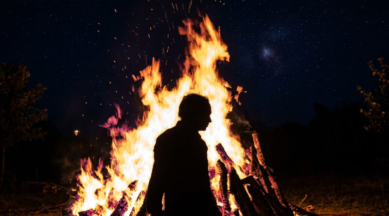 After allegedly being denied access to a cremation ground, a family was forced to perform the last rites on government agricultural land, raising concerns over the lack of basic civic facilities.
