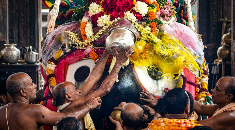 On Anasara Panchami, the sacred Phuluri Tela ritual is performed, during which medicated herbal oil is ceremonially applied to Lord Jagannath as part of the divine healing rituals during the Anasara period.