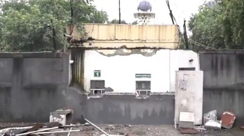 Unauthorised Structures outside Pakistan High Commission Demolished in Delhi